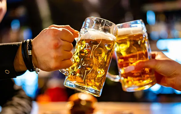 couple-drinking-ale